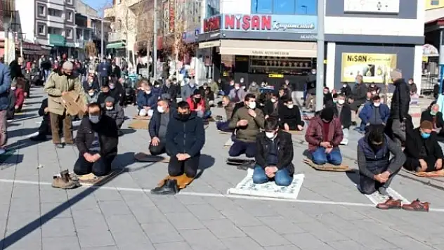 Cuma Namazını Caminin Avlusunda kıldılar