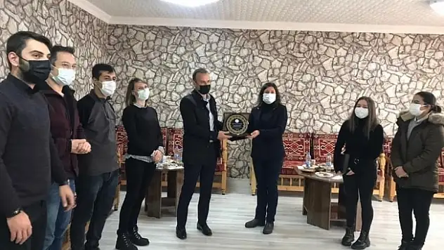 Müdür Tekin Müzik Öğretmenlerine Plaket Verdi