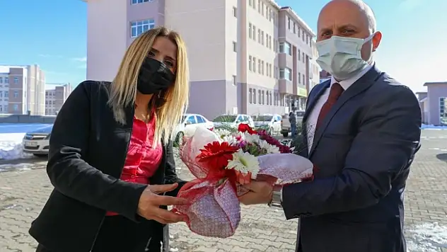 Vali Varol Mehmet Akif Ersoy Konulu Resim Sergisini Ziyaret Etti