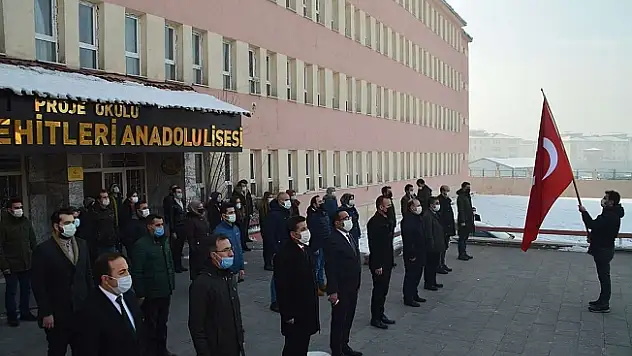 Ağrı'da 15 Temmuz Şehitleri Anadolu Lisesinde İstiklal Marşı Okundu