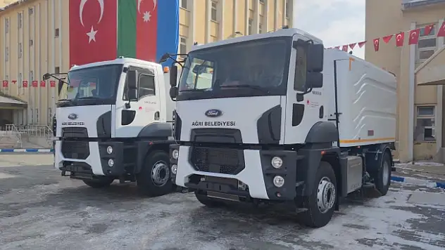 Ağrı Belediyesi 3 Adet Süpürge Aracı Aldı