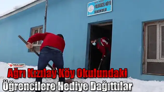 Ağrı Kızılay Köy Okulundaki Öğrencilere Hediye Dağıttılar