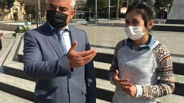 Canlı derste öğretmene saldırdılar