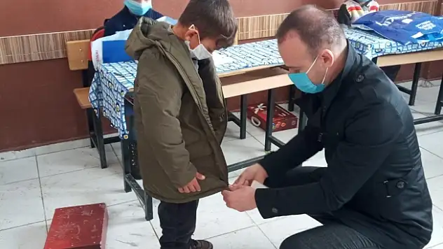 Ağrı Milli Eğitim Müdürü Tekin öğrencilere giyim yardımı yaptı