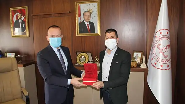 Mehmet Faruk Tekin'den Yeşilay Ağrı'ya Plaket