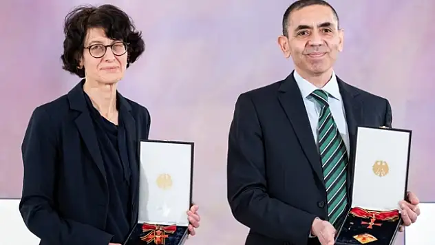 Uğur Şahin ve Özlem Türeci'ye Devlet Nişanı Verildi