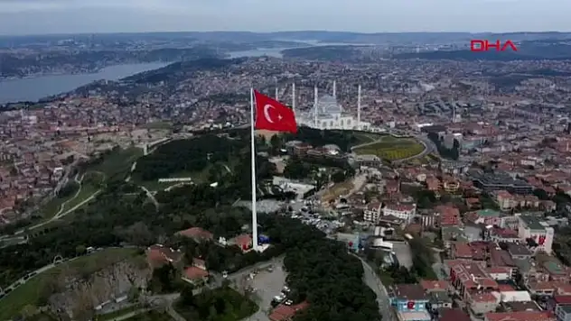 Çamlıca Tepesi'ne Türk Bayrağı göndere çekildi!