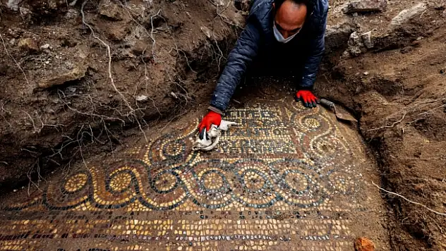 İzmir'de Kaçak Kazı Esnasında 1500 Yıllık Mozaik Bulundu