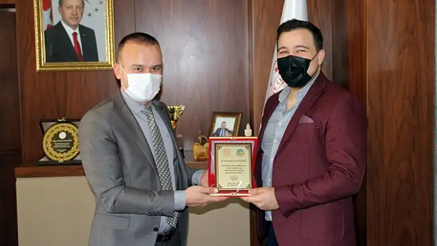 Mehmet Faruk Tekin'den Başarılı Avukata Plaket