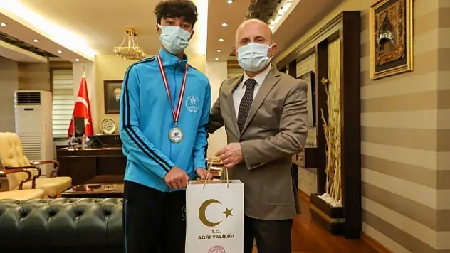 Ağrı Valisi Genç Sporcular İle Bir Araya Geldi