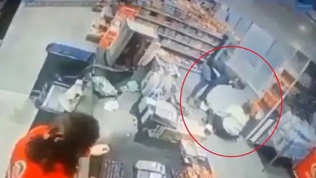 Tekme tokat Dövüp Bıçak Çıkardı! Kimse Umursamadı