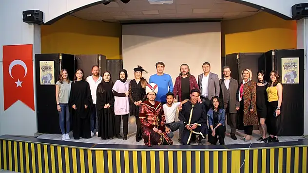 Ağrı'da Tiyatro Oyununda Şehit Öğretmenler Unutlmadı