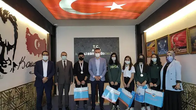 Ağrı Milli Eğitim Müdürü Tekin Başarılı Öğrencileri Ödüllendirdi