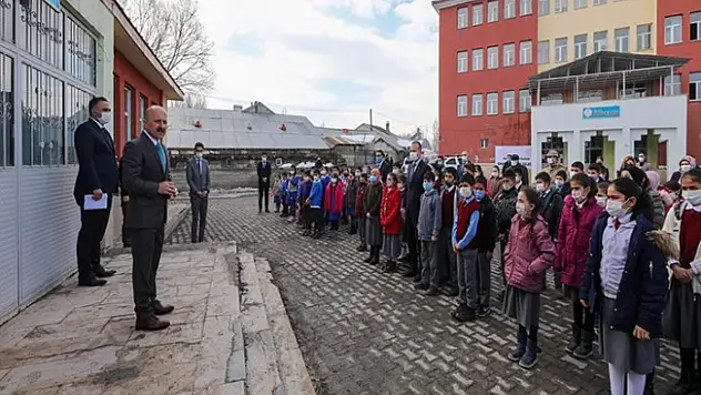 Vali Varol'dan Eleşkirt Yücekapı İlk/Ortaokuluna Ziyaret