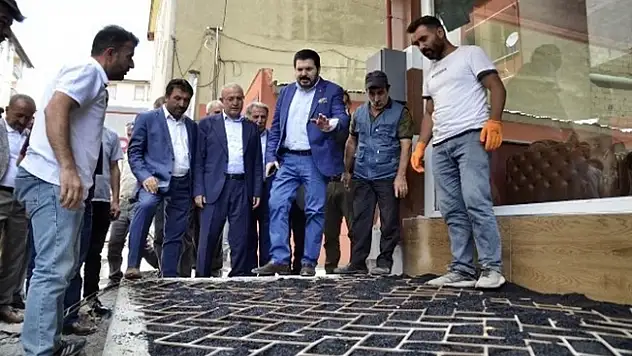 Ağrı'da asfalt çalışmaları sürüyor