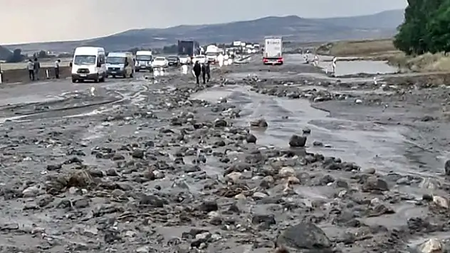 Ağrı'da Sel Suları Karayolunu Trafiğe Kapattı!