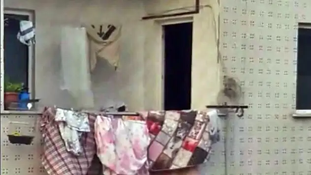 Kendi Çocuğunu Tavana Asarak Dövdü