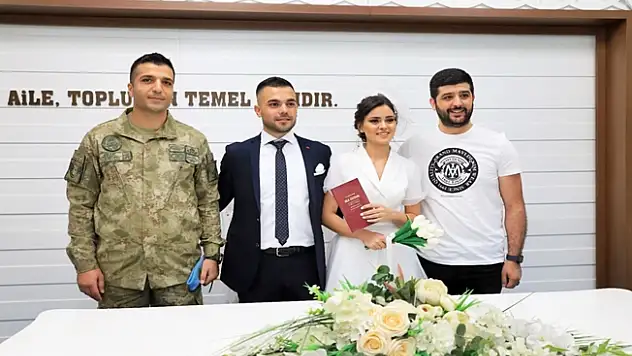 Uzman Çavuşun Nikah Şahidi Komutanı Oldu