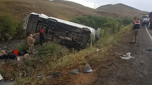 Otomobiller Kafa Kafaya Çarpıştı! 9 Yaralı