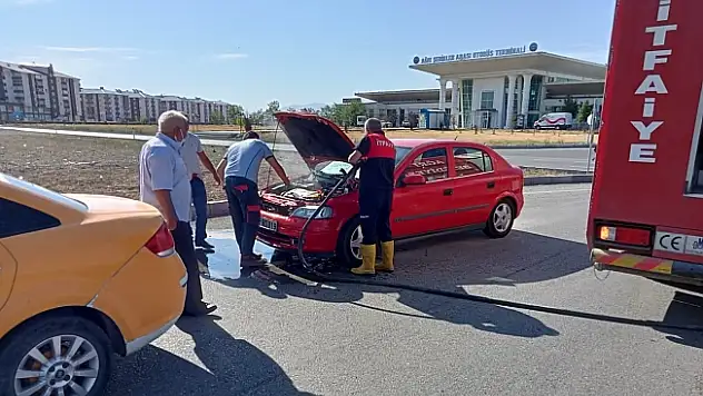 Ağrı'da seyir halindeki aracın motorunda yangın çıktı