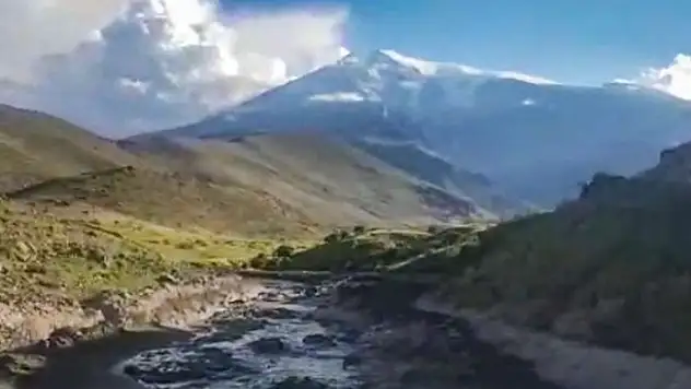 Ağrı Dağı'ndan buz erimeleri başladı