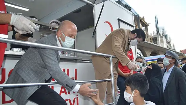 Ağrı'da Vatandaşlara Aşure Dağıtıldı