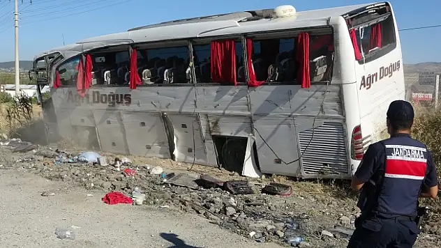 Ağrı otobüsü kaza yaptı, 33 kişi hastaneye kaldırıldı
