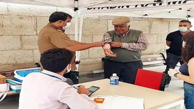 Diyadin Kaymakamı aşı standını ziyaret etti