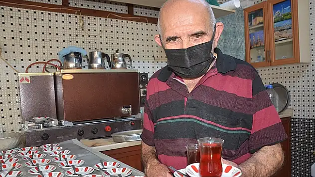 Osman dede 60 yıldır aynı mahallede çaycılık yapıyor