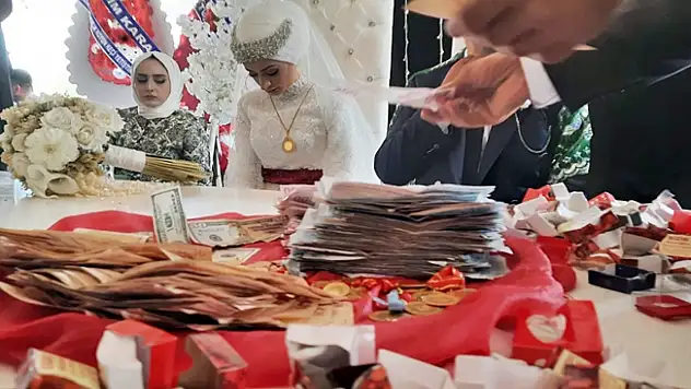 Taşlıçay'da gelin ve damada 1 milyon tl değerinde takı takıldı!