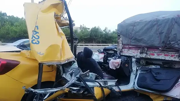 Ticari taksi tırla çarpıştı: 1 ölü, 2 ağır yaralı