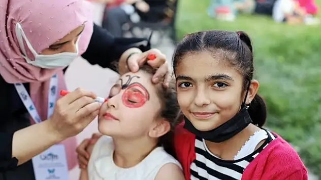 UCİM Ağrı gönüllüleri, çocukların yüzünü güldürdü