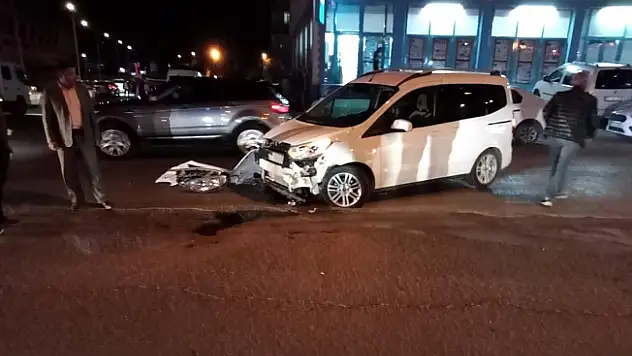 Ağrı'da bir araç direğe çarparak takla attı!