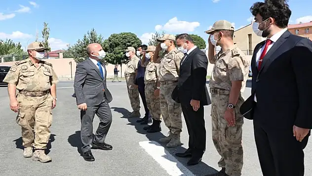 Ağrı Valisi, İl Jandarma Komutanlığını ziyaret etti