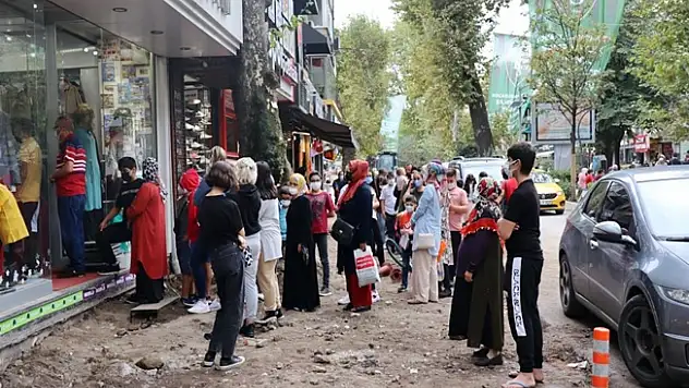 Buda okul kıyafeti kuyruğu