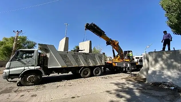 Diyadin'de beton bariyerler kaldırıldı!