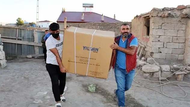 Diyadin'de engelli vatandaşlara akülü sandalye hediye edildi