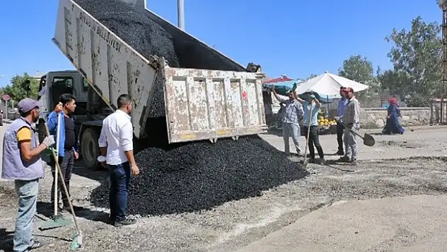 Diyadin'de sıcak asfalt çalışmaları sürüyor