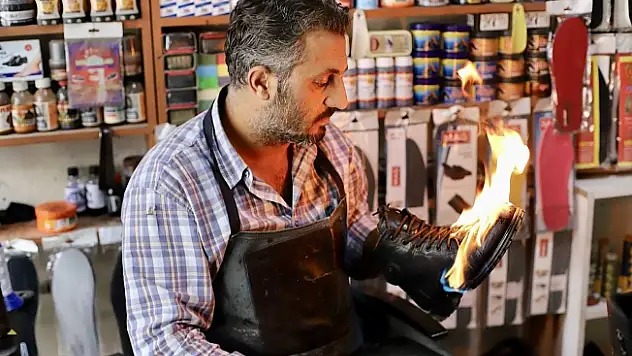Ağrı'da 40 yıllık dükkanda teknolojiye meydan okuyor