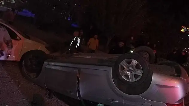 Ağrı'da trafik kazası, otomobil park halindeki araca çarptı