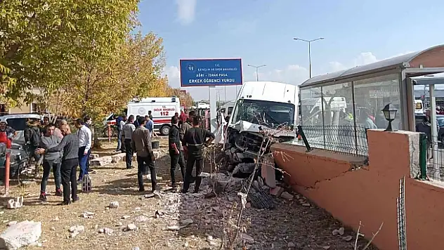 Ağrı'da Üniversite Öğrencilerine Okul Servisi Çarptı!