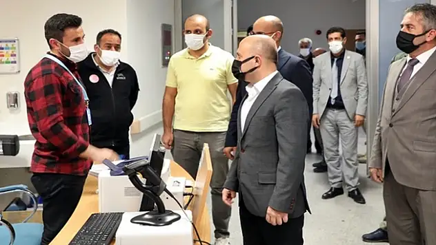 Ağrı Valisi, aşı polikliniğini ziyaret etti.