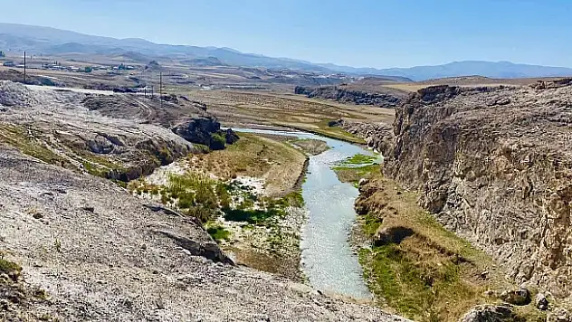 Diyadin'de Kudret Köprüsü doğal manzarasıyla büyülüyor