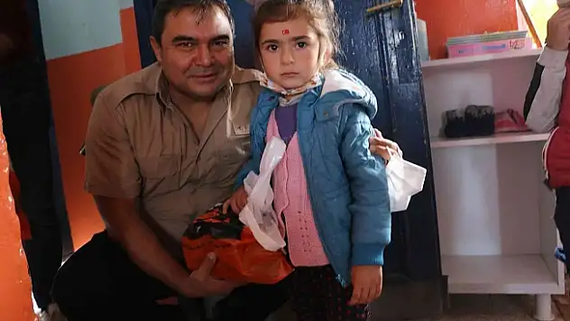 Diyadin Kaymakamı öğrencilere ayakkabı dağıttı