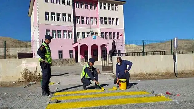 Diyadin ilçesinde 'Önce Yaya' şerit çizgileri çizildi