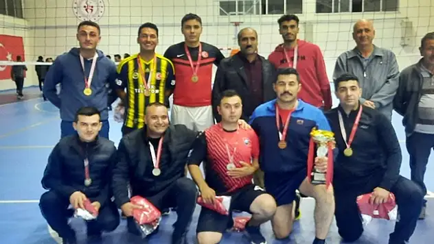 Eleşkirt'te kurumlar arası voleybol turnuvası şampiyonu belli oldu