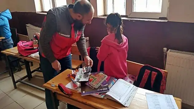 Ağrı'da öğrencilere çanta ve kırtasiye malzemeleri dağıtıldı