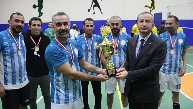 Ağrı'da öğretmenler arası voleybol ile masa tenisi turnuvaları tamamlandı