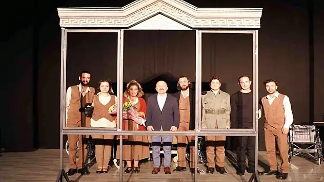 Ağrı'da tiyatro oyununu sergilendi