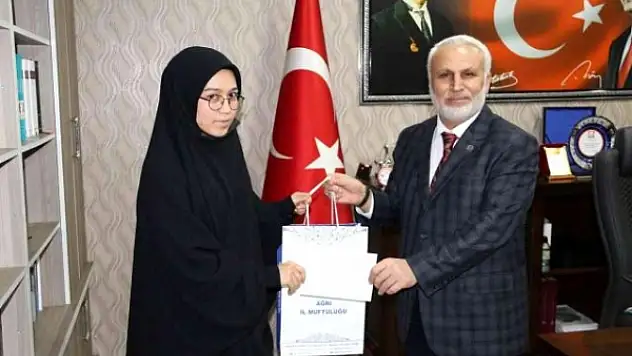Ağrı İl Müftülüğü tarafından yarışmacılara ödül verildi
